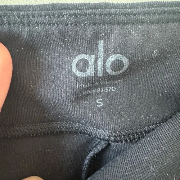 ALO split bottom leg Yoga Black Leggings Sleek Stretchy Design - Picture 4 of 4